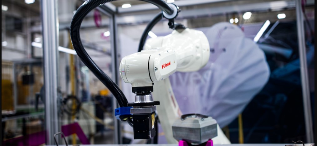 kawasaki robotics pokazyvaet 8 osevogo robota — фото 1
